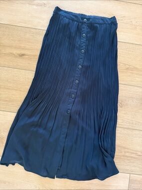 DR2 Navy Pleated Button-Front Midi Skirt